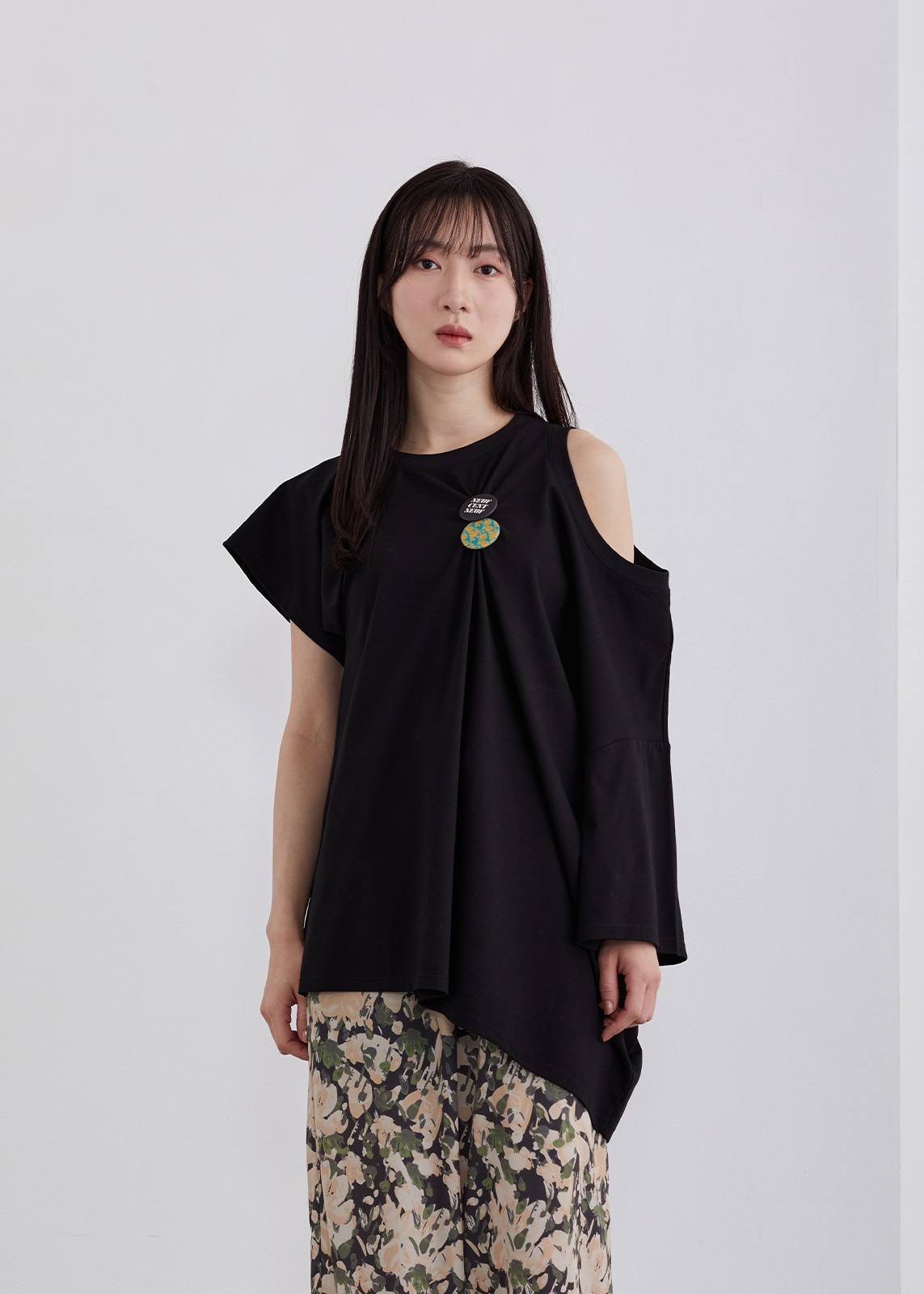 【neuf cent neuf】デフォルメ アシンメトリー T【バッチ付き】