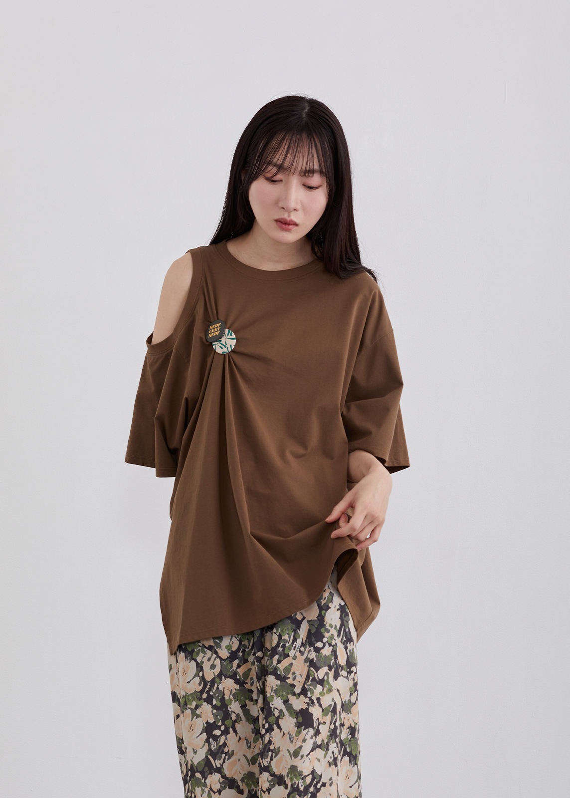 【neuf cent neuf】デフォルメ アシンメトリー T【バッチ付き】