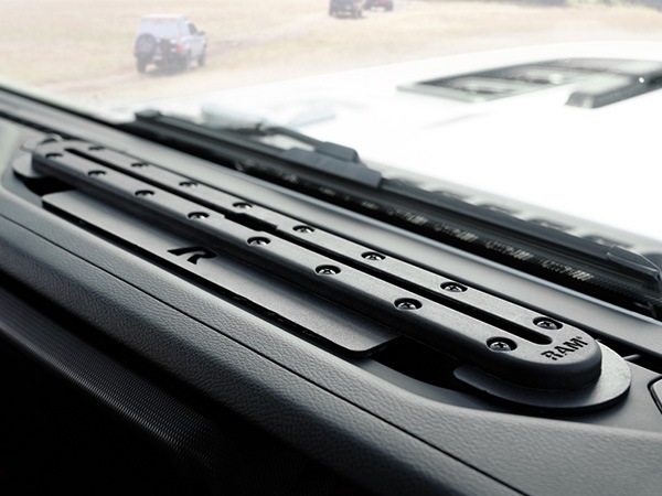 【RAM MOUNTS 正規品】 ジープ JL ラングラー | JT グラディエーター Tough-Track ラムマウント タフトラック スマホホルダー ベース パウダーコート ブラック ボルトオン取り付け可能 