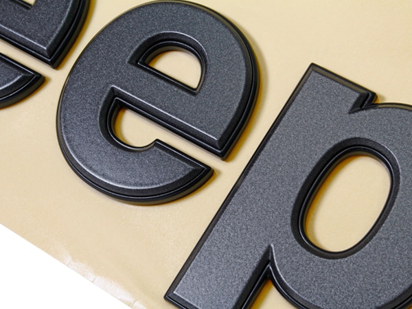 MOPAR純正 JEEPエンブレム(ガンメタ) 68518019AA 18y- ジープ JL ラングラー、20y- JT グラディエーター サイド フェンダー用