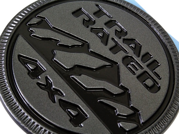 MOPAR純正 TRAIL RATED サイド フェンダー エンブレム(ブラック&ガンメタ) 18y- ジープ JL ラングラー 20y- JT グラディエーター バッジ マーク TrailRated