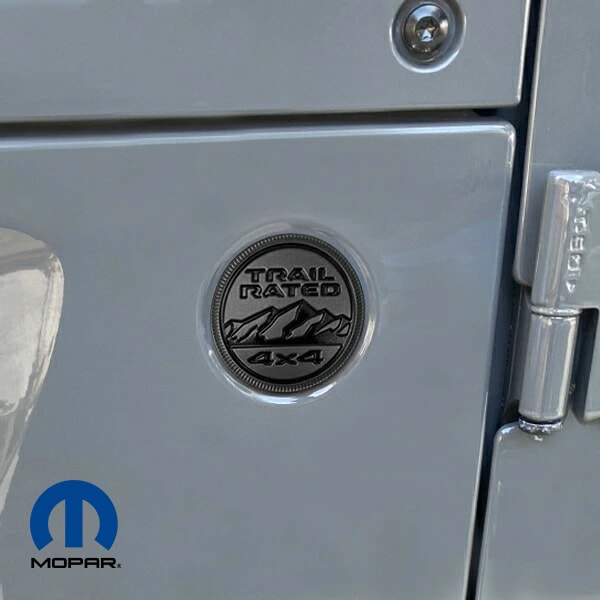 MOPAR純正 TRAIL RATED サイド フェンダー エンブレム(ブラック&ガンメタ) 18y- ジープ JL ラングラー 20y- JT グラディエーター バッジ マーク TrailRated