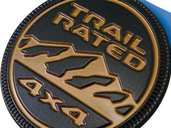 MOPAR純正 TRAIL RATED サイド フェンダー エンブレム(ブロンズ&ガンメタ) 18y- ジープ JL ラングラー 20y- JT グラディエーター バッジ マーク TrailRated