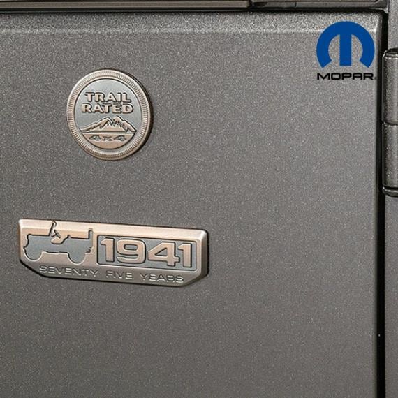 MOPAR純正 ジープ75周年記念「75th Anniversary 1941」汎用 エンブレム (ブロンズ) バッジ JK ラングラー JL ラングラー JT グラディエーター 他