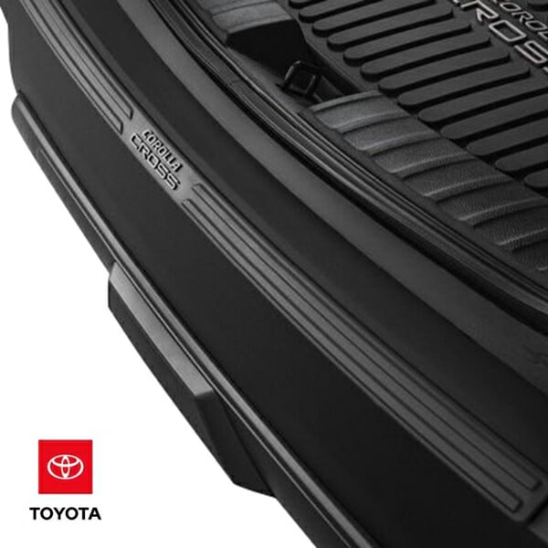 USトヨタ純正 リア バンパープロテクター バンパーガード ステップガード ガーニッシュ COROLLA CROSSロゴ入 ブラック 樹脂製 傷防止 保護 トヨタ カローラクロス 10系