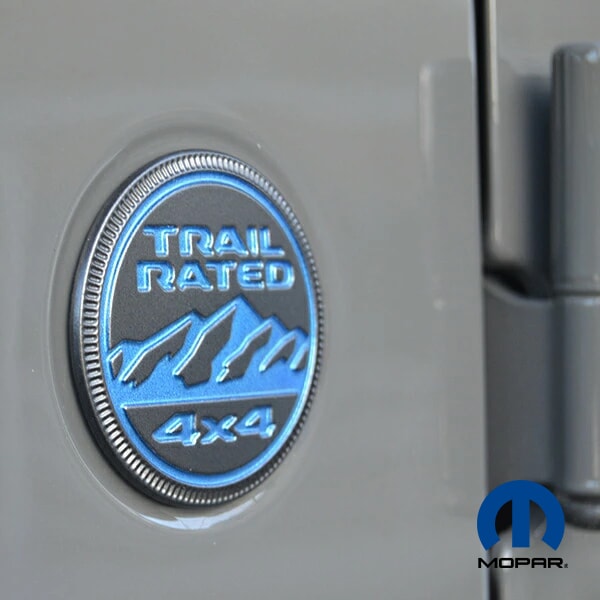 MOPAR純正 TRAIL RATED サイド フェンダー エンブレム(シルバー&ブルー) 18y- ジープ JL ラングラー 20y- JT グラディエーター バッジ マーク TrailRated