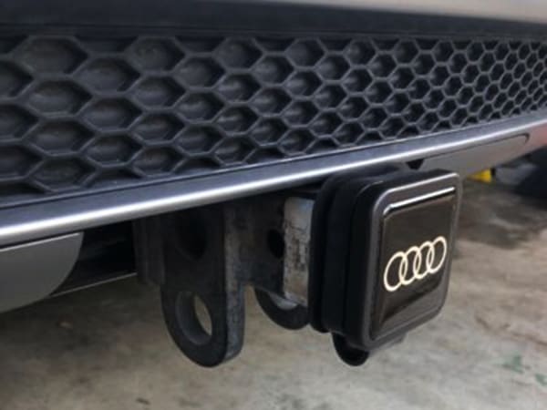 USアウディ純正 ヒッチカバー 2インチ角 ZAW-092-702-B Audiロゴ入