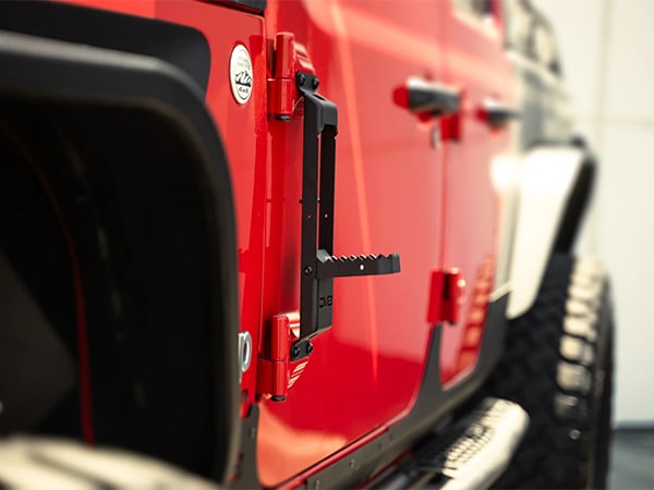 【DV8 OFFROAD 正規品】ヒンジマウントステップ 左右分セット DV8ロゴ入 スチール製 ブラックパウダーコート仕上げ ボールキャッチ設計 ボトルオープナー機能付 ジープ JK ラングラー JL ラングラー 2ドア/4ドア | JT グラディエーター 