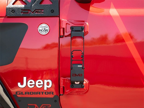 【DV8 OFFROAD 正規品】ヒンジマウントステップ 左右分セット DV8ロゴ入 スチール製 ブラックパウダーコート仕上げ ボールキャッチ設計 ボトルオープナー機能付 ジープ JK ラングラー JL ラングラー 2ドア/4ドア | JT グラディエーター 