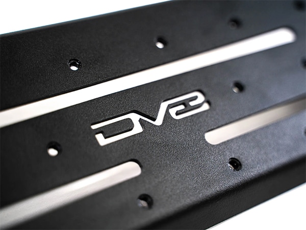 【DV8 OFFROAD 正規品】ダッシュマウント V2  DMJL-02 DV8ロゴ入 ブラックパウダーコート仕上げ スロット×3本 スチール製 電話ホルダー 携帯電話マウント ジープ JK ラングラー JL ラングラー | JT グラディエーター 