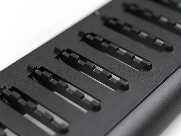 【DV8 OFFROAD 正規品】OE Plus サイドステップ チューブステップ SRJK-08 1台分 左右セット DV8ロゴ入 スチール製 ブラックパウダーコート仕上げ ジープ JK ラングラー アンリミテッド 4ドア車用