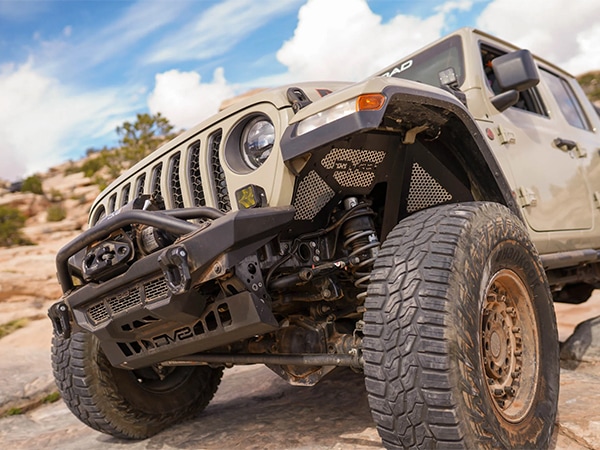 【DV8 OFFROAD 正規品】フロントインナーフェンダー フロント 左右セット DV8ロゴ入 アルミ製 メッシュパネル パウダーコート仕上げ ジープ JL ラングラー2ドア/4ドア | JT グラディエーター