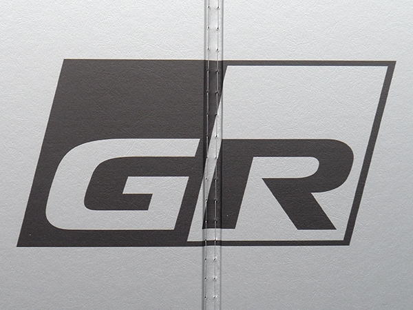 USトヨタ純正 専用設計 GRロゴ入 サンシェード 吸盤不要 折りたたみ式 ケース付 TOYOTA GRカローラ GZEA14H CoverCraft カバークラフト