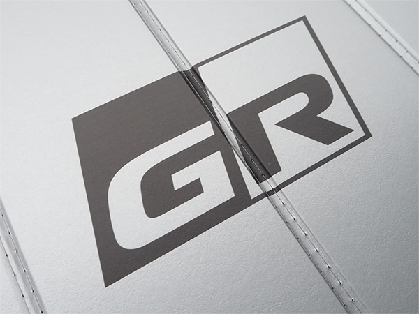 USトヨタ純正 専用設計 GRロゴ入 サンシェード 吸盤不要 折りたたみ式 ケース付 TOYOTA GRカローラ GZEA14H CoverCraft カバークラフト