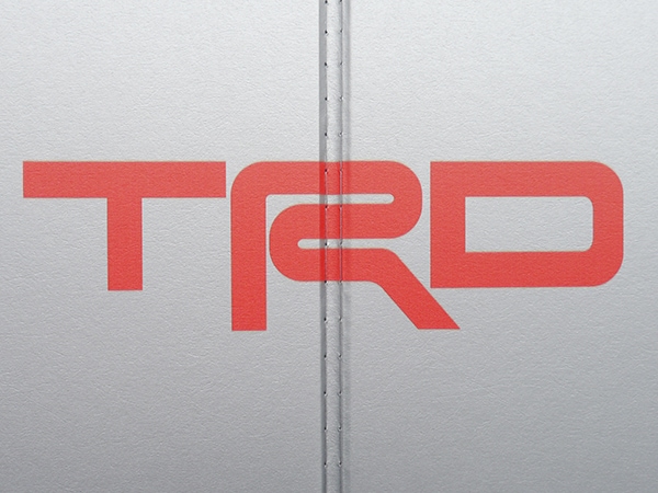 USトヨタ純正 専用設計 TRDロゴ入 サンシェード 吸盤不要 折りたたみ式 ケース付 TOYOTA 22y- タンドラ | 23y- セコイア CoverCraft カバークラフト