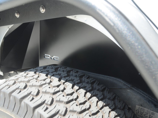 【DV8 OFFROAD 正規品】ジープ JEEP JK ラングラー 2ドア アンリミテッド 4ドア リアインナーフェンダー リア 左右セット DV8ロゴ入 アルミ製 メッシュパネル パウダーコート仕上げ