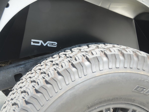 【DV8 OFFROAD 正規品】ジープ JEEP JK ラングラー 2ドア アンリミテッド 4ドア リアインナーフェンダー リア 左右セット DV8ロゴ入 アルミ製 メッシュパネル パウダーコート仕上げ