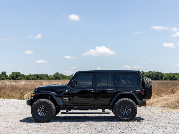 【ROUGH COUNTRY 正規品】ジープ JEEP 24y- JL ラングラー スポーツ サハラ 右ハンドル 左ハンドル 対応 リフトアップキット 2.5インチアップ 79330 コイルスプリング ショックアブソーバー 交換パーツ一式 ラフカントリー