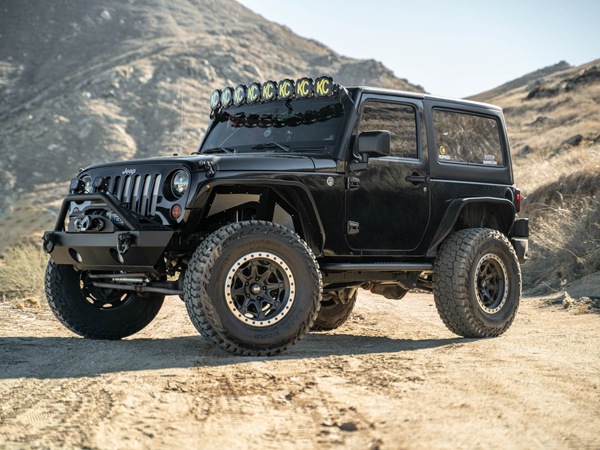 【DV8 OFFROAD 正規品】ジープ JEEP JK ラングラー 2ドア OE Plus サイドステップ チューブステップ 1台分 左右セット DV8ロゴ入 スチール製 ブラックパウダーコート仕上げ
