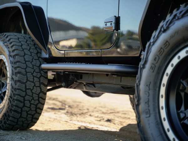 【DV8 OFFROAD 正規品】ジープ JEEP JK ラングラー 2ドア OE Plus サイドステップ チューブステップ 1台分 左右セット DV8ロゴ入 スチール製 ブラックパウダーコート仕上げ