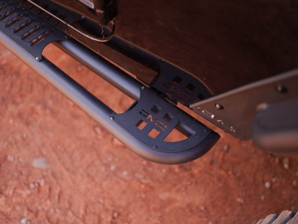 【DV8 OFFROAD 正規品】ジープ JEEP JK ラングラー 2ドア OE Plus サイドステップ チューブステップ 1台分 左右セット DV8ロゴ入 スチール製 ブラックパウダーコート仕上げ