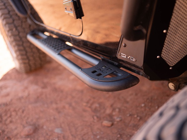 【DV8 OFFROAD 正規品】ジープ JEEP JK ラングラー 2ドア OE Plus サイドステップ チューブステップ 1台分 左右セット DV8ロゴ入 スチール製 ブラックパウダーコート仕上げ