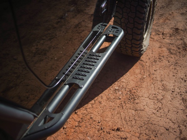 【DV8 OFFROAD 正規品】ジープ JEEP JK ラングラー 2ドア OE Plus サイドステップ チューブステップ 1台分 左右セット DV8ロゴ入 スチール製 ブラックパウダーコート仕上げ