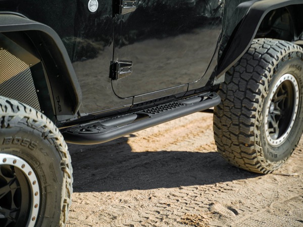 【DV8 OFFROAD 正規品】ジープ JEEP JK ラングラー 2ドア OE Plus サイドステップ チューブステップ 1台分 左右セット DV8ロゴ入 スチール製 ブラックパウダーコート仕上げ