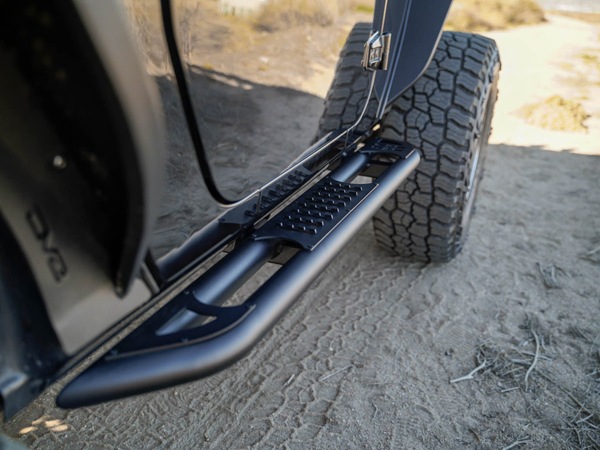 【DV8 OFFROAD 正規品】ジープ JEEP JK ラングラー 2ドア OE Plus サイドステップ チューブステップ 1台分 左右セット DV8ロゴ入 スチール製 ブラックパウダーコート仕上げ