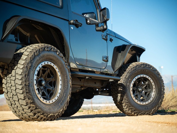 【DV8 OFFROAD 正規品】ジープ JEEP JK ラングラー 2ドア OE Plus サイドステップ チューブステップ 1台分 左右セット DV8ロゴ入 スチール製 ブラックパウダーコート仕上げ