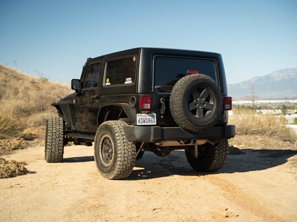 【DV8 OFFROAD 正規品】ジープ JEEP JK ラングラー 2ドア OE Plus サイドステップ チューブステップ 1台分 左右セット DV8ロゴ入 スチール製 ブラックパウダーコート仕上げ