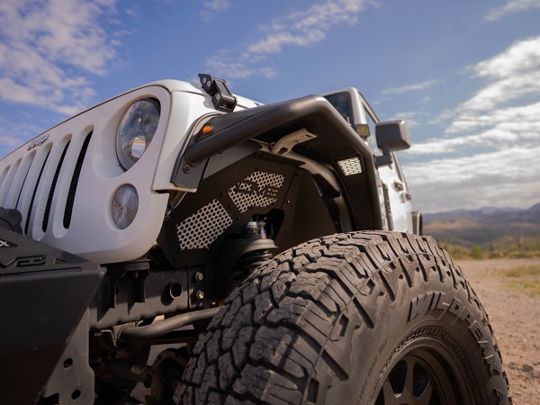 【DV8 OFFROAD 正規品】ジープ JEEP JK ラングラー 2ドア アンリミテッド 4ドア フロントインナーフェンダー フロント 左右セット DV8ロゴ入 アルミ製 メッシュパネル パウダーコート仕上げ