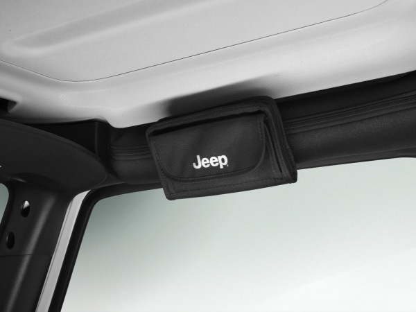 MOPAR純正  JEEPロゴ入  サングラスホルダー 小物入れ TJラングラー JK ラングラー JL ラングラー JT グラディエーター チェロキー グランドチェロキー レネゲード コンパス