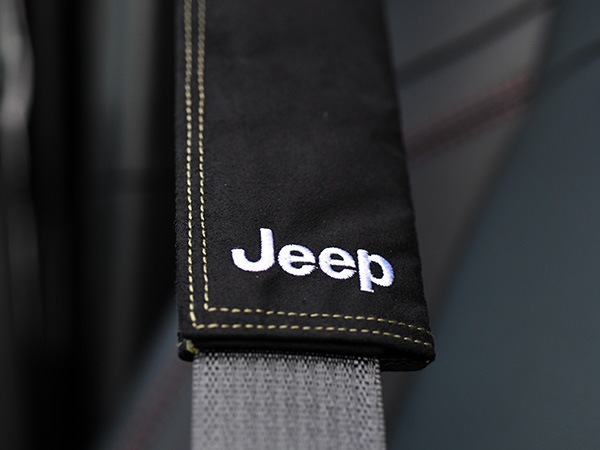 ジープ純正 シートベルトパッド JPNCJAKL19102020 JEEPロゴ入 ブラック ジープ車汎用 ラングラー | レネゲード | グランドチェロキー | チェロキー | パトリオット | コマンダー | コンパス等 モパー