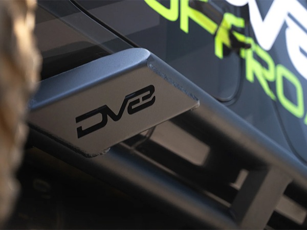 【DV8 OFFROAD 正規品】FS-15シリーズ ロックスライダー サイドステップ SRJL-07 1台分 左右セット DV8ロゴ入 スチール製 ブラックパウダーコート仕上げ ジープ JL ラングラー 4ドア車用
