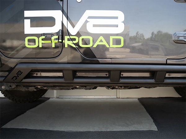 【DV8 OFFROAD 正規品】FS-15シリーズ ロックスライダー サイドステップ SRJL-07 1台分 左右セット DV8ロゴ入 スチール製 ブラックパウダーコート仕上げ ジープ JL ラングラー 4ドア車用