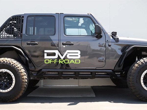 【DV8 OFFROAD 正規品】FS-15シリーズ ロックスライダー サイドステップ SRJL-07 1台分 左右セット DV8ロゴ入 スチール製 ブラックパウダーコート仕上げ ジープ JL ラングラー 4ドア車用