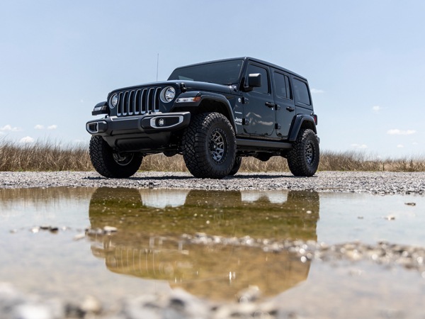 【ROUGH COUNTRY 正規品】ジープ JEEP 24y- JL ラングラー スポーツ サハラ 右ハンドル 左ハンドル 対応 リフトアップキット 2.5インチアップ 79330 コイルスプリング ショックアブソーバー 交換パーツ一式 ラフカントリー