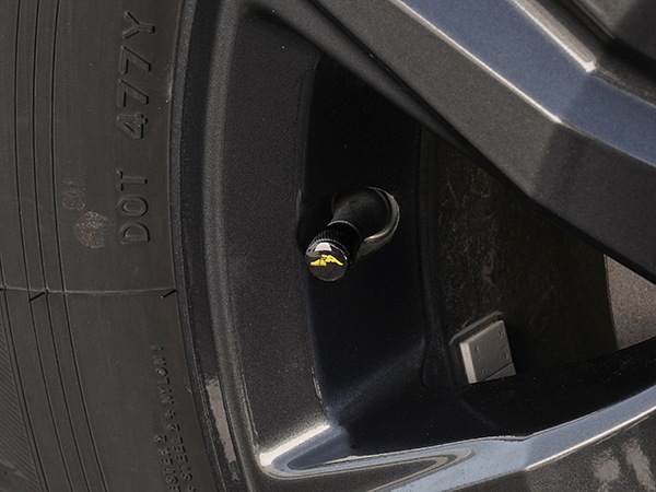 【GOODYEAR 正規品】 エアバルブキャップ 1台分 4個セット ウイングフット イエローロゴ ブラック 樹脂製ステッカー グッドイヤー