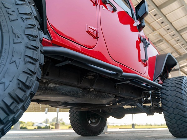 【DV8 OFFROAD 正規品】OE Plus サイドステップ チューブステップ SRJK-08 1台分 左右セット DV8ロゴ入 スチール製 ブラックパウダーコート仕上げ ジープ JK ラングラー アンリミテッド 4ドア車用