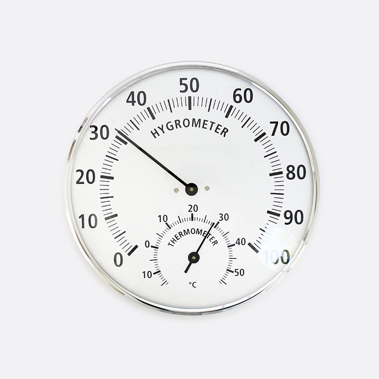 Analogue thermo-hygrometer with metal ring