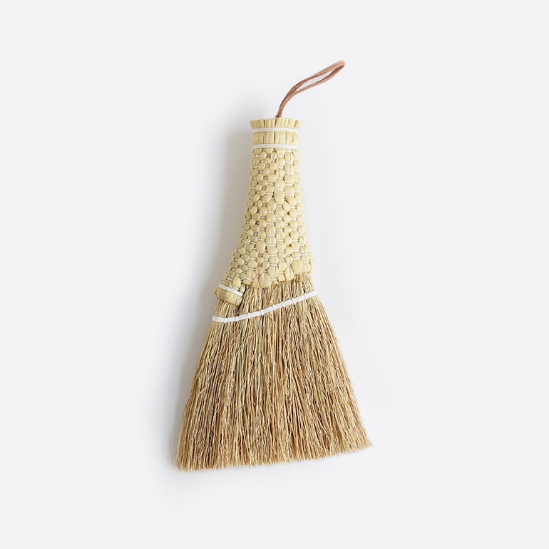 持ち手の細かい編みが美しい ソルガム デスクトップホウキ スロープ【L】