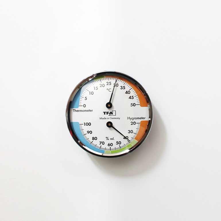 TFA｜Analogue thermo-hygrometer with metal ring 45.2040.42