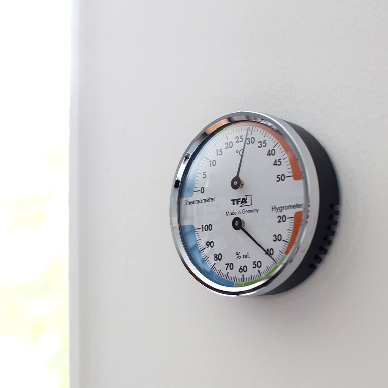 TFA｜Analogue thermo-hygrometer with metal ring 45.2040.42