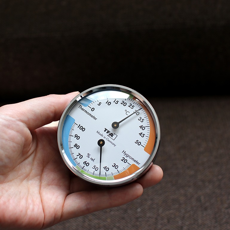 TFA｜Analogue thermo-hygrometer with metal ring 45.2040.42