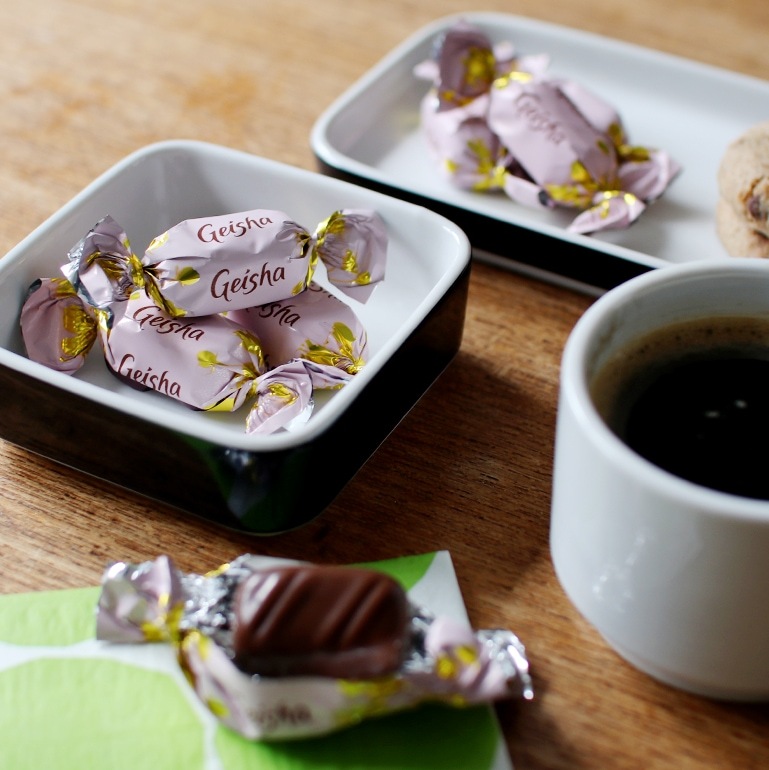 Fazer ファッツェル｜ムーミンママ缶　ゲイシャミルクチョコレート