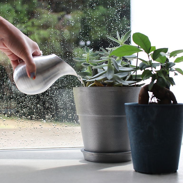 水やりにちょうど良いアルミの水差し【L】