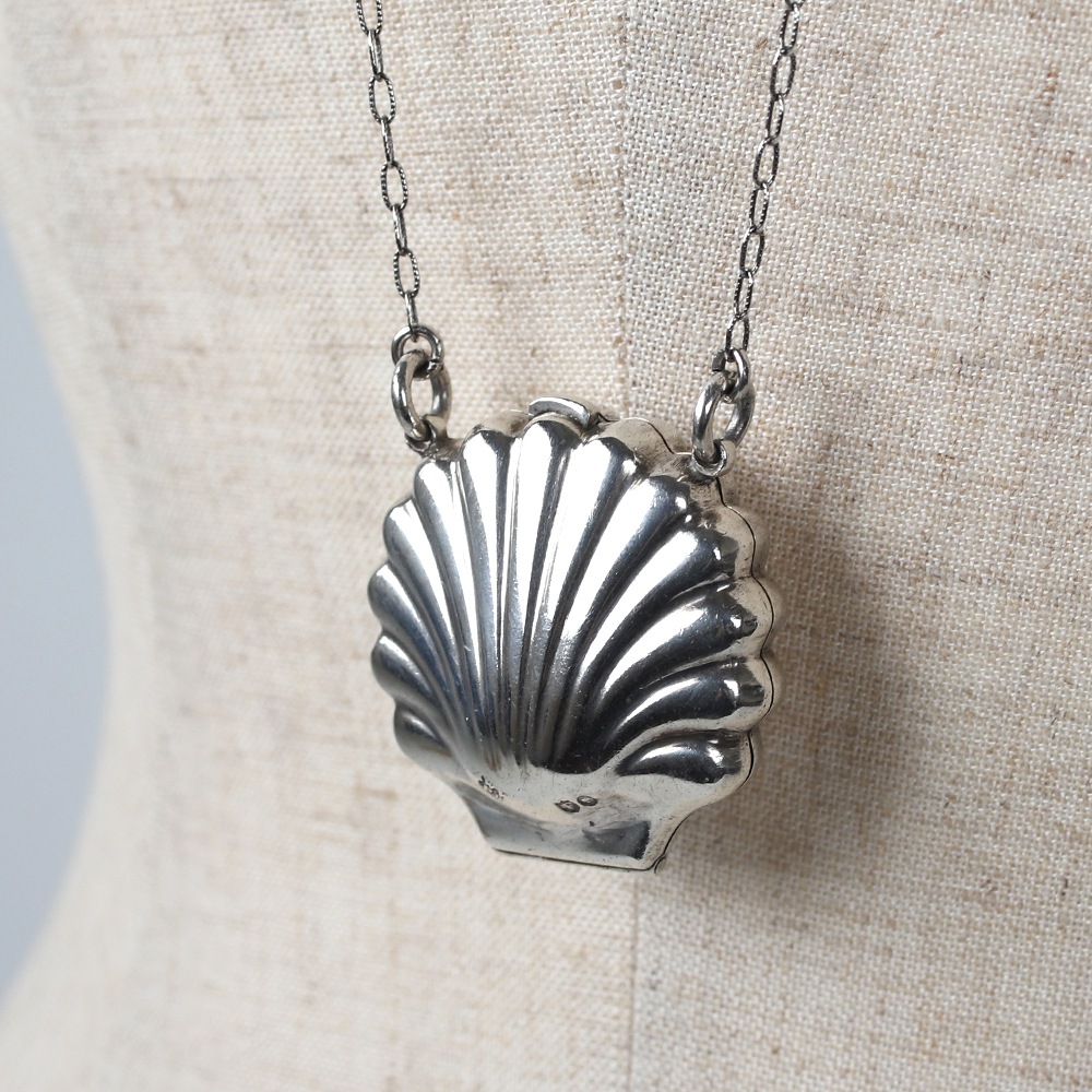 【1881】Chatelaine Silver Shell Purse