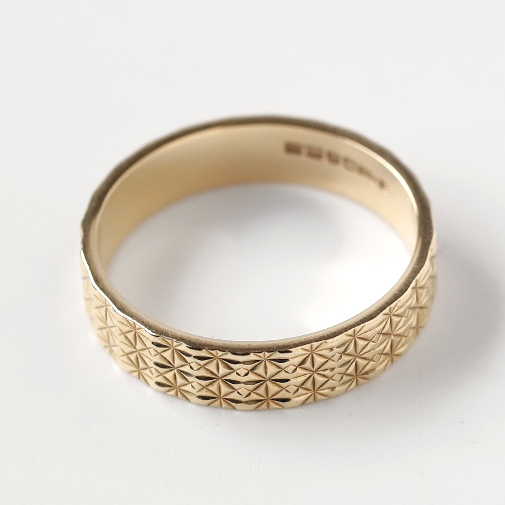 【1977】Sheffield 9k Gold Carved Band Ring