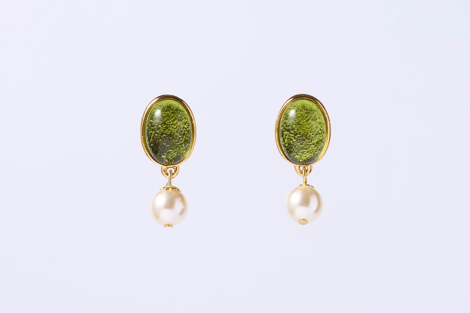 ピアス】ガラスドロップ×ひねりチャーム オパールグリーン ピアス】ガラスドロップ×ひねりチャーム オパールグリーン